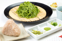 つるっとした喉ごしと爽やかなお茶の香りが◎ 冷そば定食　８５０円